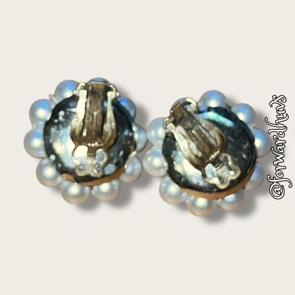Vintage Clip-On Earrings – Timeless and Elegant - Picture 3 of 8